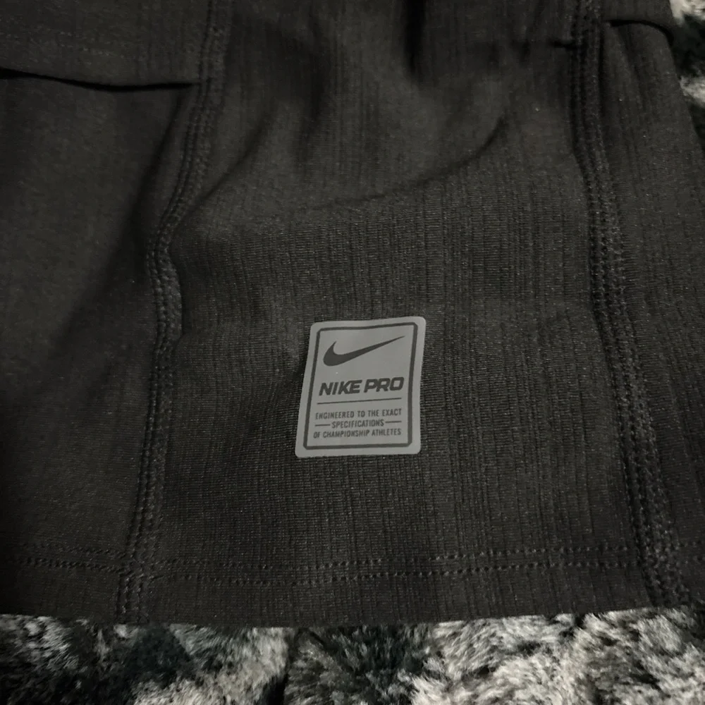 Black Nike ski